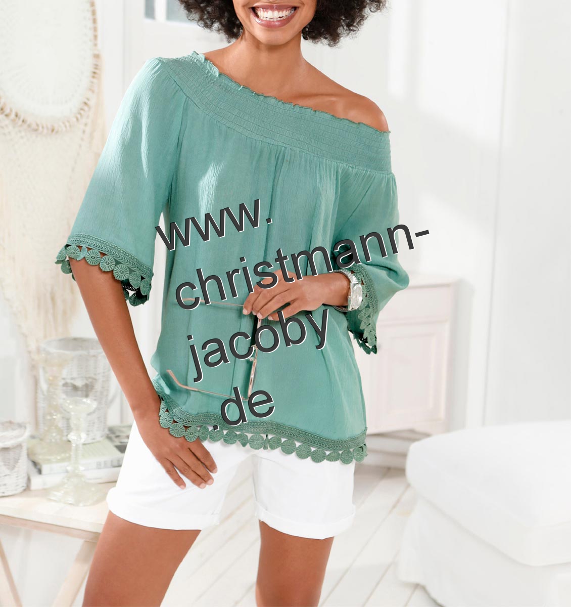 Designer-Crinklebluse mit Spitzenbesatz, salbei